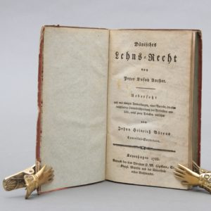 Dänisches Lehns-Recht. Uebersetzt mit Anmerkungen, einer Vorrende, die eine Lebensbeschreibung des Verfassers enthält, nebst zwey Tabellen versehen von Johan Heinrich Bärens.