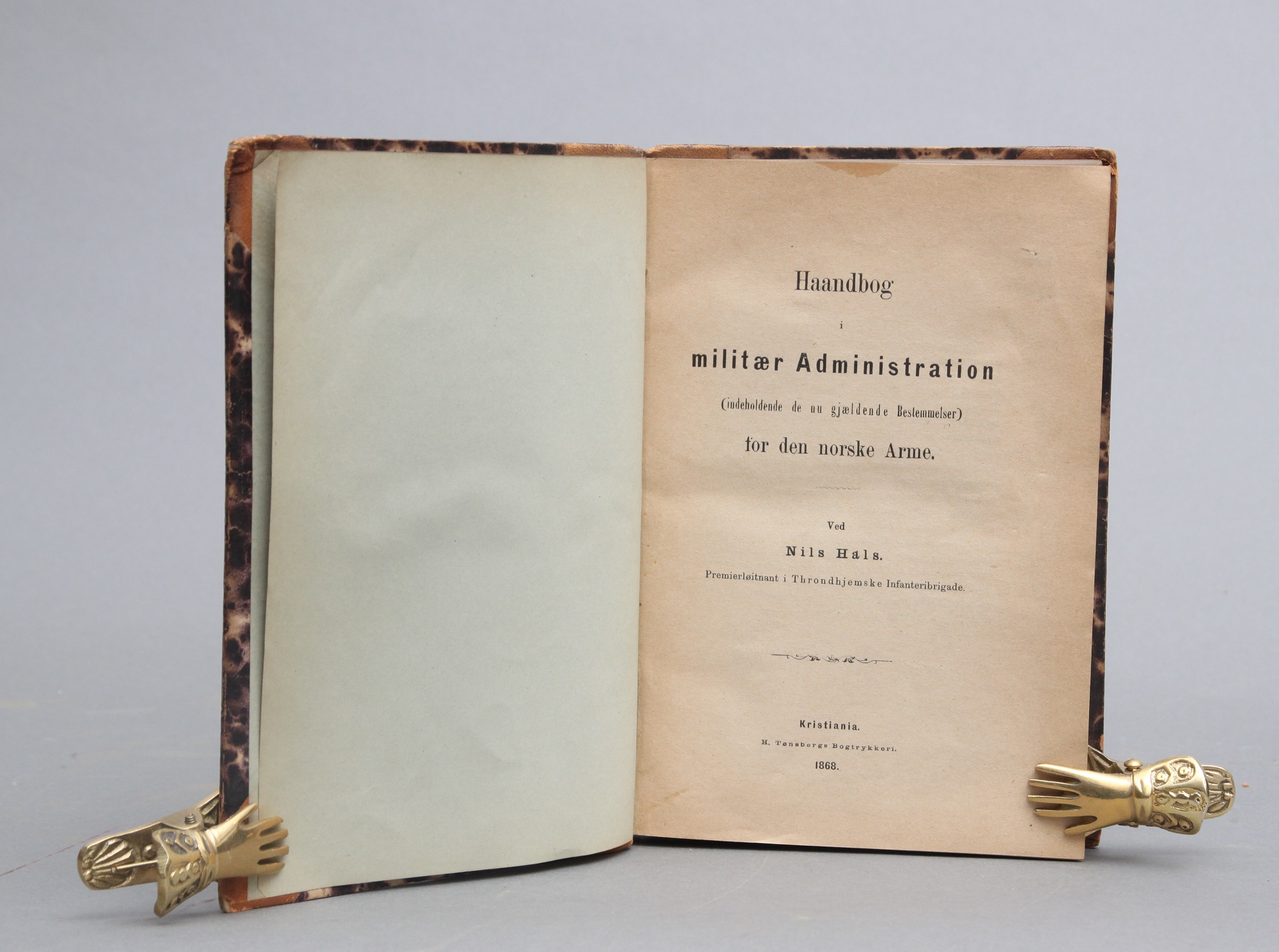 Haandbog i militær administration (indeholdende de nu gjældende bestemmelser) for den norske arme. Ved Nils Hals. Premierløitnant i Thronhjemske Infanteribrigade.