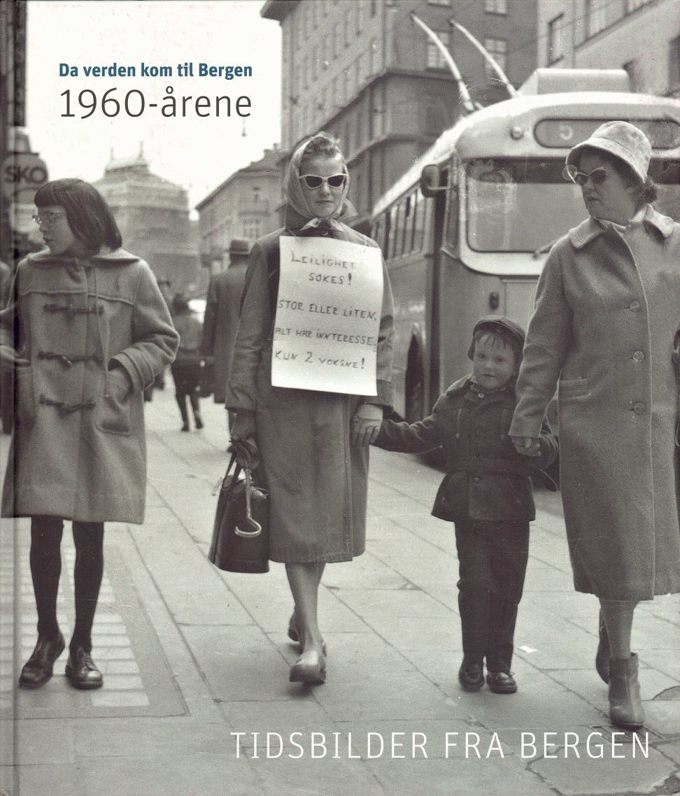 1960-årene. Tidsbilder fra Bergen. Redaksjon: Knut Strand (fotoansvarlig), Frode Bjerkestrand (tekst), Truls Synnestvedt (tekst) og Torleif Trettenes (arkivansvarlig). 2. opplag. Bergens Tidende, Bøker,