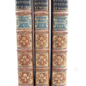 Suecia antiqua et hodierna. I-III. Stockholm og Paris 1661-1715. Folio. 3 kobberstukne tittebl. 351 kobberstukne plansjer, hvorav mange foldede. Nær samt. helskinnbd. med 6 opphøyde bind. Fargede skinn tittelfelter. Rik ryggdekor i gull. Bordyre i gull på for- og bakdekkel. Marmorert snitt.