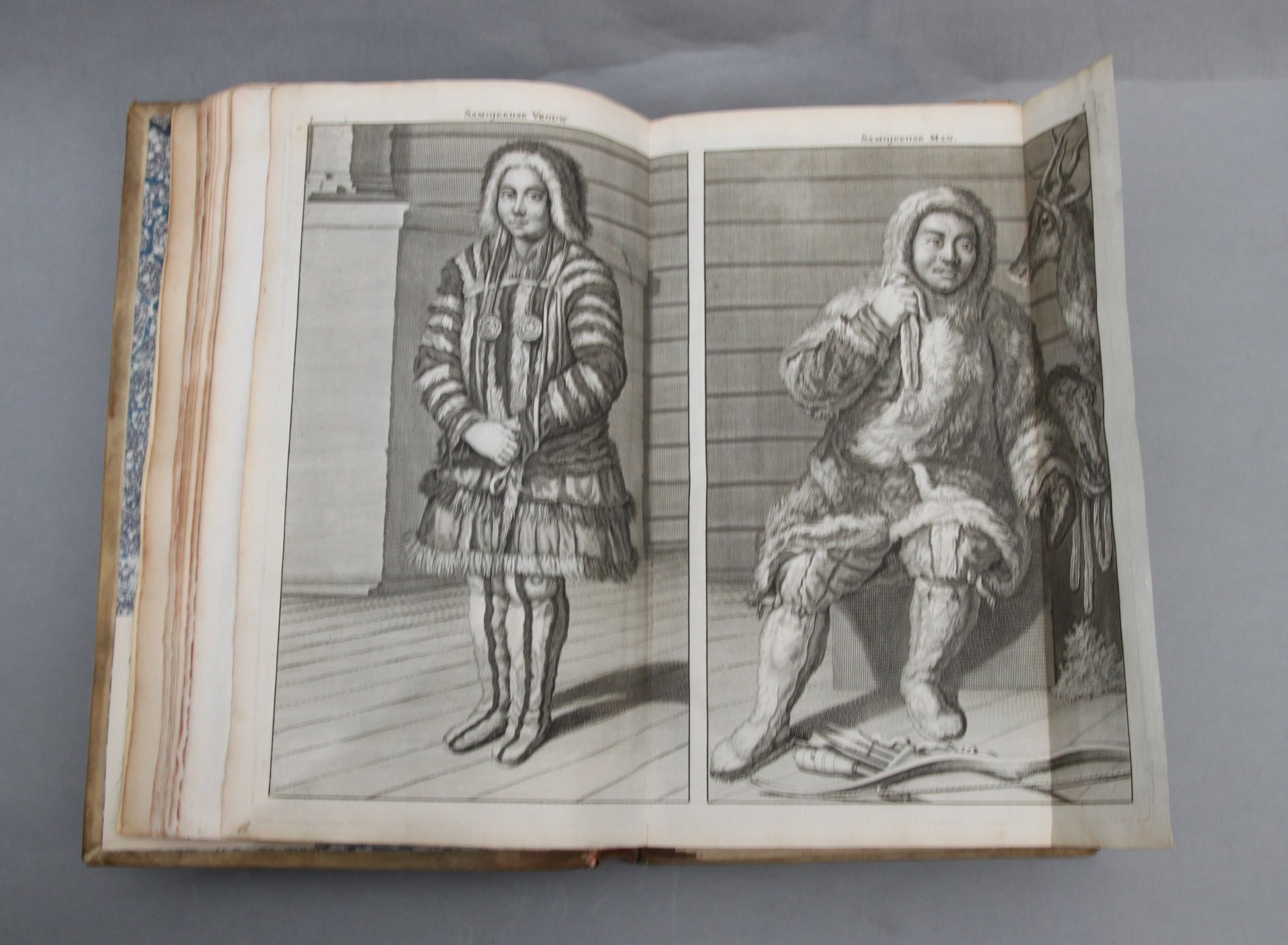 Cornelis de Bruyns Travels. 2 works. Volume 1: Reizen van Cornelis de Bruyn, door de vermaardste deelen van Klein Asia, de eylanden Scio, Rhodus, Cyprus, Metelino, Stanchio, &c. Misgarders de voornaamste Steden van Ægypten, Syrien en Palestina... Delft, Gedrukt by Henrik van krooneveld, 1698. Engraved frontispiece, engraved portrait, title-page (14) + 398 + (8) pp. 1 large folding and engraved map. 210 + 3 unnumbered engraved illustrations on 94 plates and text illustrations. Many of the plates are double-page or folding. Volume 2: Reizen over Moskovie, door Persie en Indie: verrykt met driehondert kunstplaten, vertoonende de beromste lantschappen en steden, ook de byzondere dragten, beesten, gewassen en planten, die daar gevonden worden: voor al derzelver oudheden, en voornamntlyk heel uitvoerig, die van het heerlyke en van ouds de geheele werrelt door befaemde hof van Persepolis, by den Persianen Tchilminar genaemt... - Bilde 4