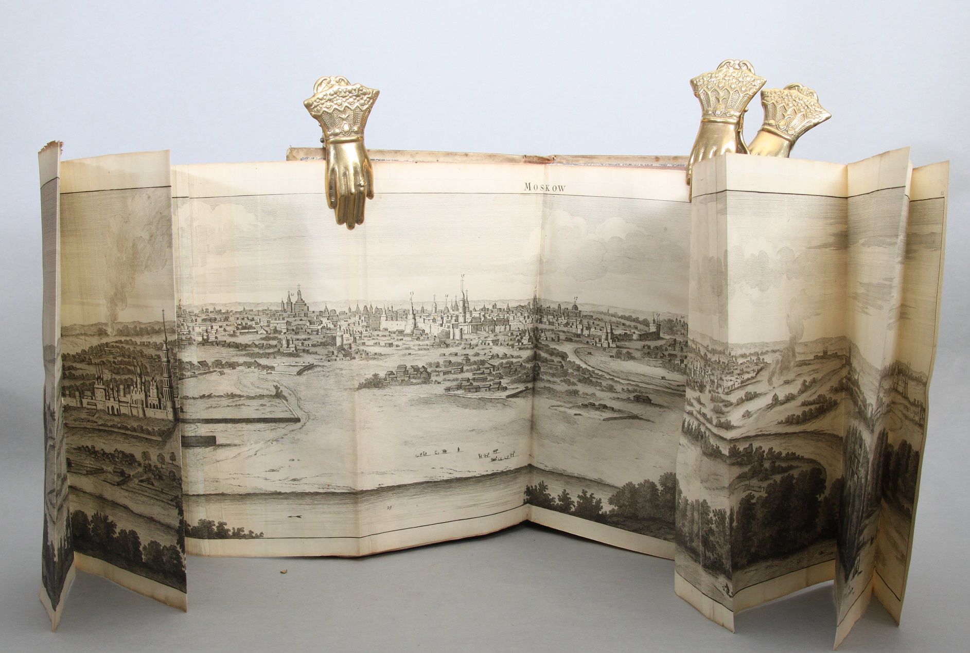 Cornelis de Bruyns Travels. 2 works. Volume 1: Reizen van Cornelis de Bruyn, door de vermaardste deelen van Klein Asia, de eylanden Scio, Rhodus, Cyprus, Metelino, Stanchio, &c. Misgarders de voornaamste Steden van Ægypten, Syrien en Palestina... Delft, Gedrukt by Henrik van krooneveld, 1698. Engraved frontispiece, engraved portrait, title-page (14) + 398 + (8) pp. 1 large folding and engraved map. 210 + 3 unnumbered engraved illustrations on 94 plates and text illustrations. Many of the plates are double-page or folding. Volume 2: Reizen over Moskovie, door Persie en Indie: verrykt met driehondert kunstplaten, vertoonende de beromste lantschappen en steden, ook de byzondere dragten, beesten, gewassen en planten, die daar gevonden worden: voor al derzelver oudheden, en voornamntlyk heel uitvoerig, die van het heerlyke en van ouds de geheele werrelt door befaemde hof van Persepolis, by den Persianen Tchilminar genaemt... - Bilde 5