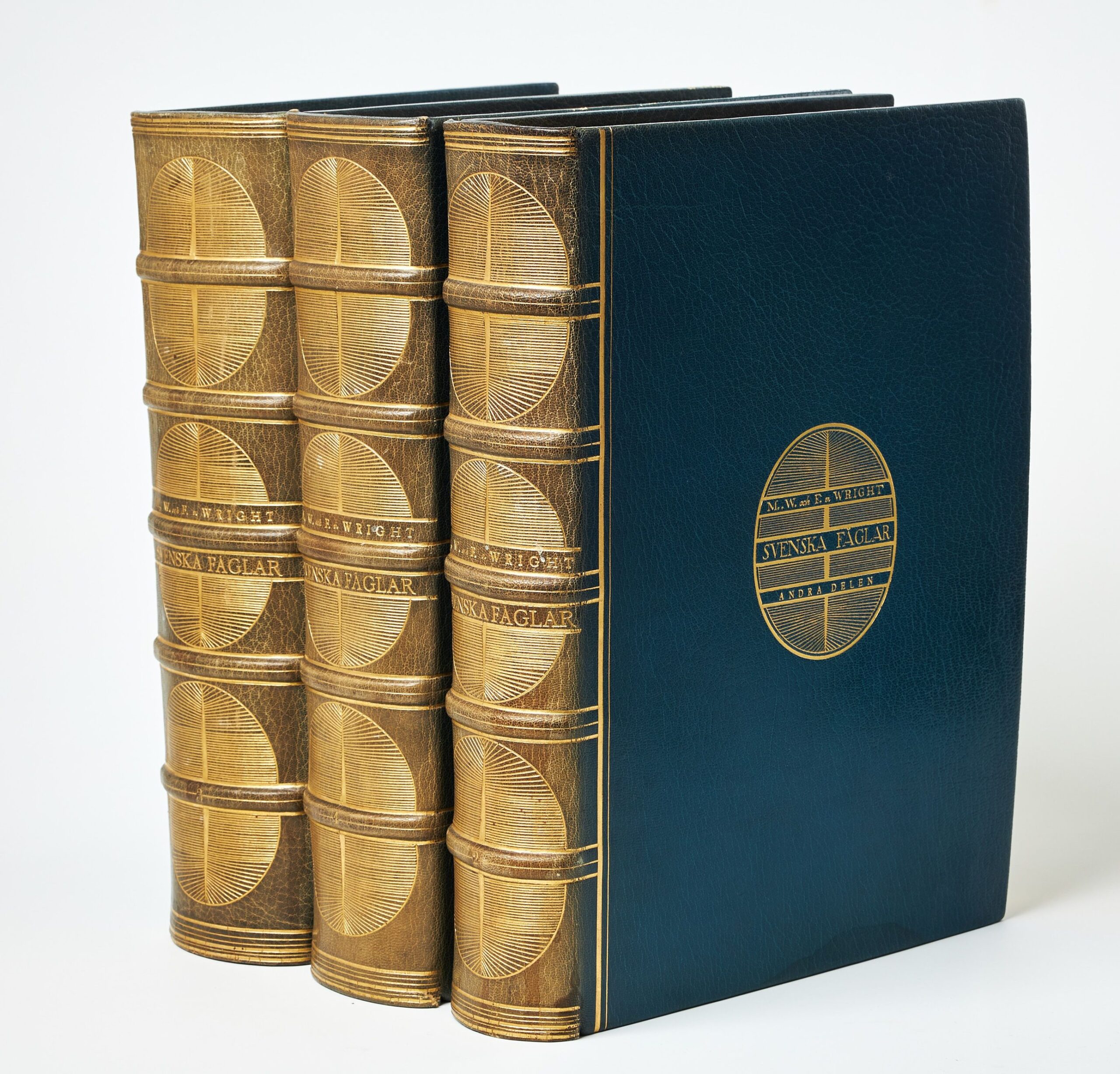 Svenska fåglar. Efter naturen och på sten ritade af M. W. och F. Von Wright. Med text af Professor Einar Lönneberg. Handkolorerad upplaga. 3 volumes. One of 60 copies.
