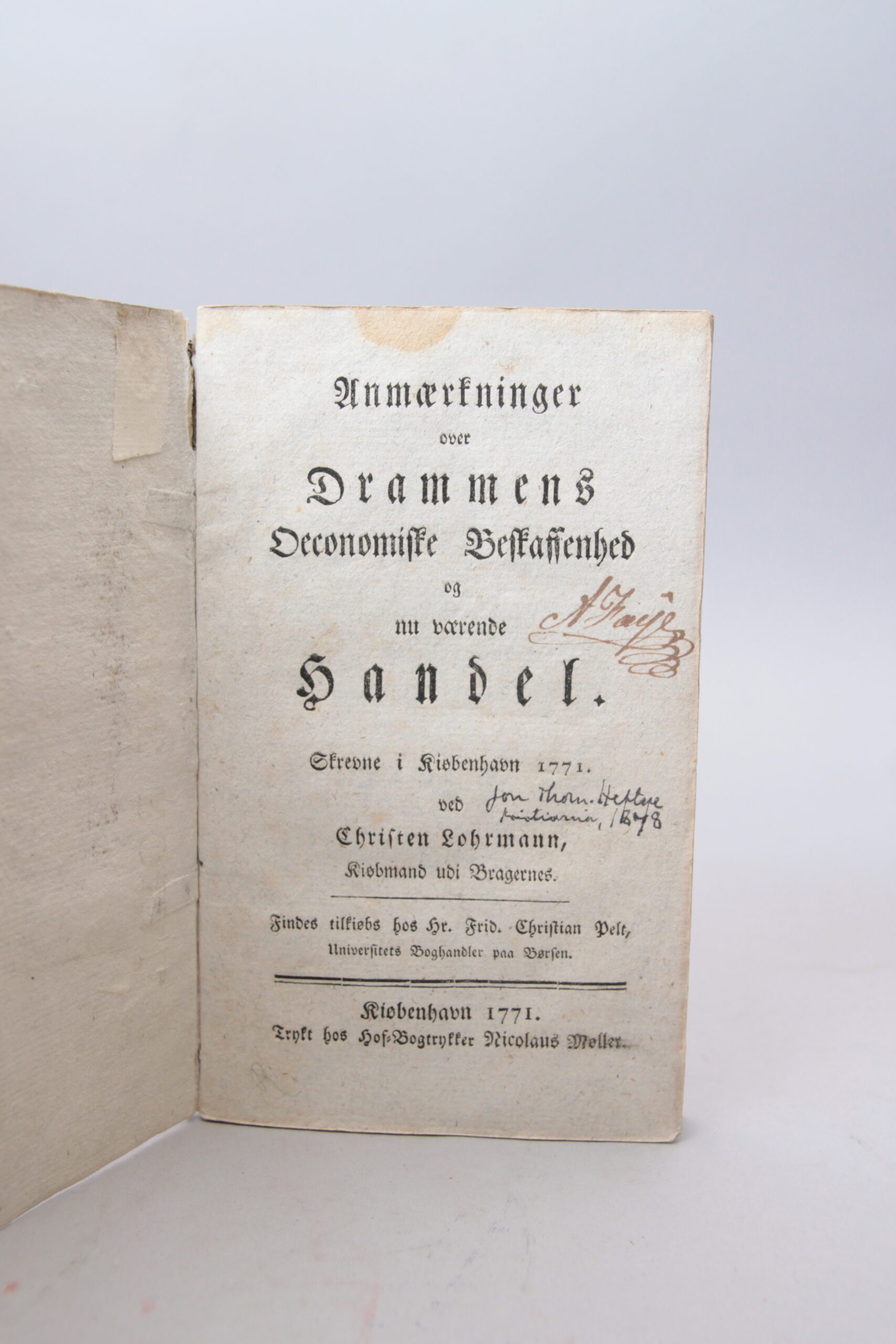 Anmærkninger over Drammens Oeconomiske Beskaffenhed og nu værende handel. Skrevne i Kiøbenhavn 1771 ved Christen Lohrmann, Kiøbmand udi Bragernes.