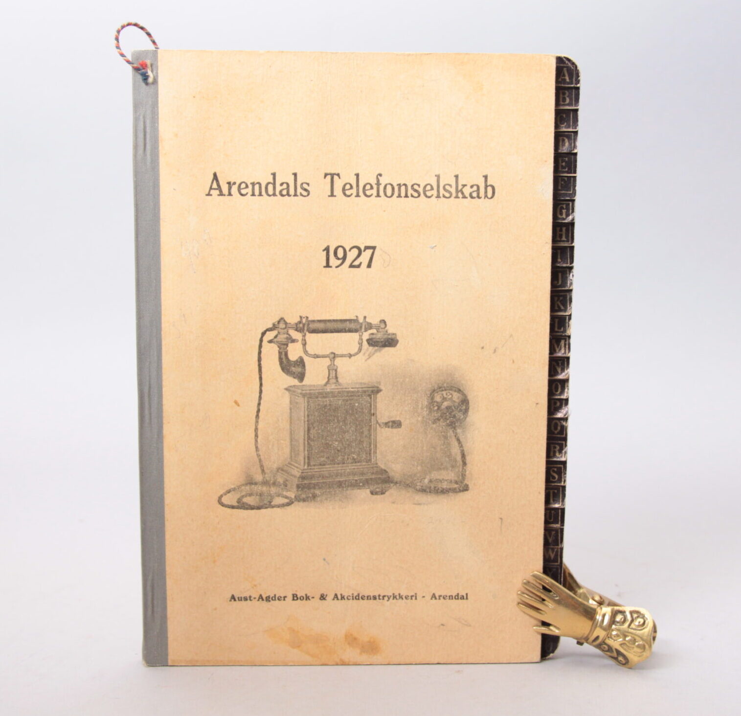 SOLGT! Fortegnelse over A/S Arendals Telefonselskabs abonnenter 1927. Katalogens redaktør: Telefonbestyrer Alb. Petersen.